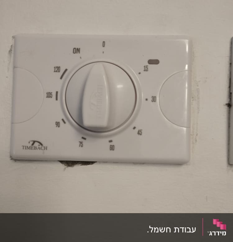 תרמוסטט קיר עם כפתור סיבובי ומד טמפרטורה